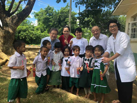 2018年6月首都ネピドー近郊の小学校にてフッ素洗口を開始！後方左は鶴見大学花田教授。
